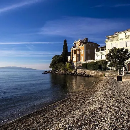 Lovely Mit Terrace,unique Location,near The But Middle Of Bamboo And Palm Park Apartamento Opatija
