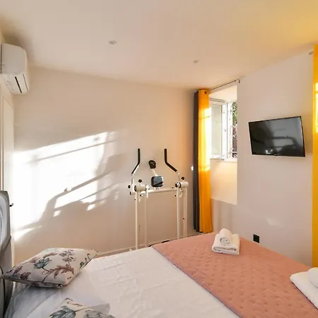 Lovely Mit Terrace,unique Location,near The But Middle Of Bamboo And Palm Park Apartamento Opatija