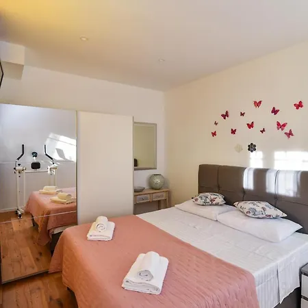 Lovely Mit Terrace,unique Location,near The But Middle Of Bamboo And Palm Park *