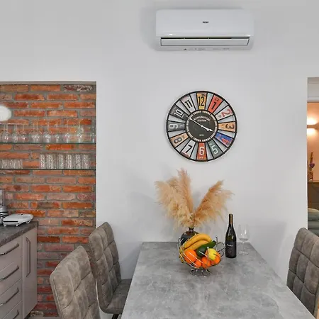 Lovely Mit Terrace,unique Location,near The But Middle Of Bamboo And Palm Park